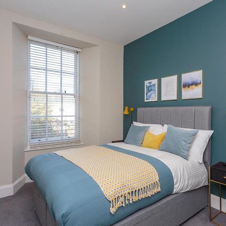 Lovely Apartment Beneath Edinburgh Castle Exterior photo