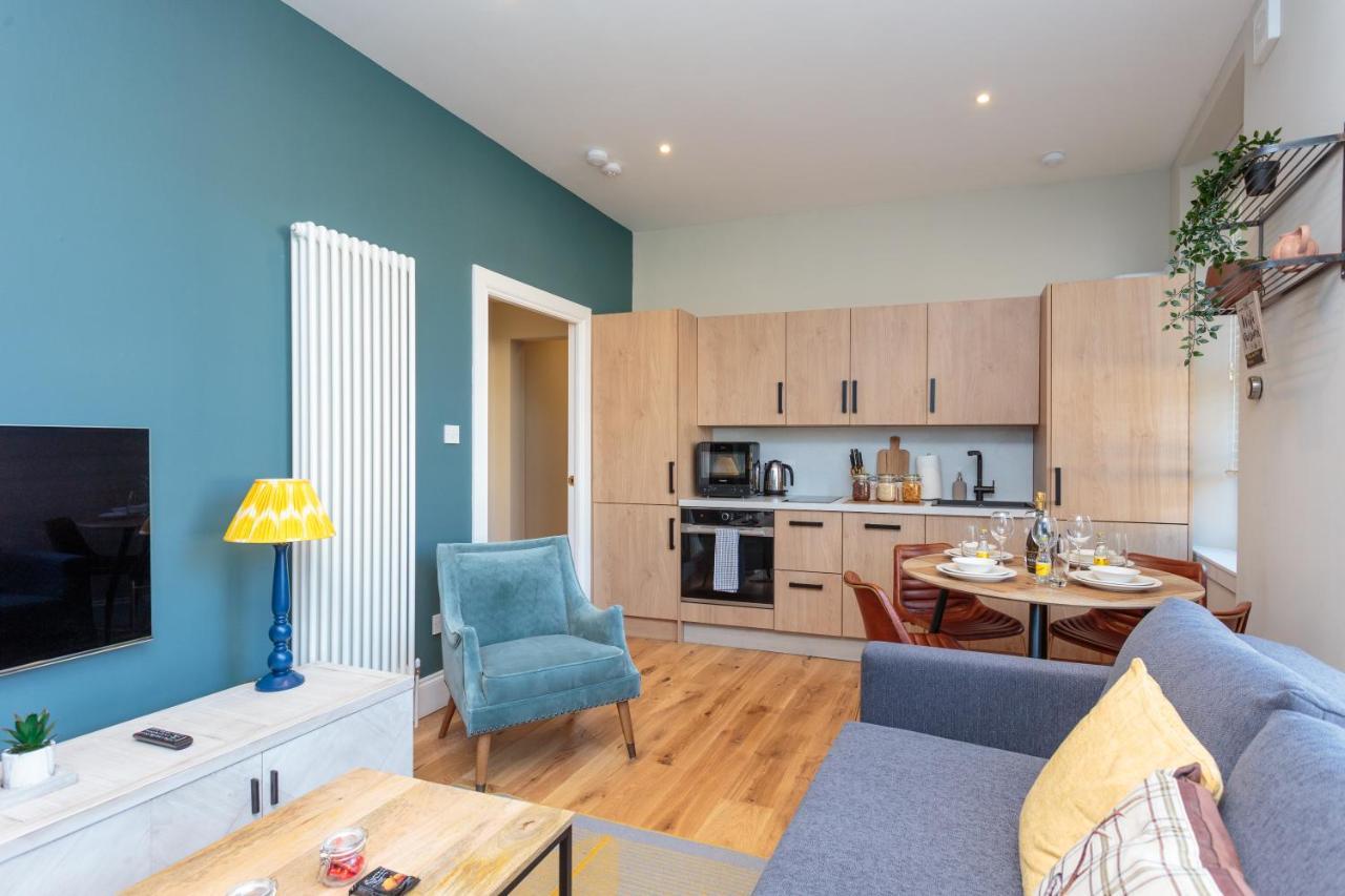 Lovely Apartment Beneath Edinburgh Castle Exterior photo