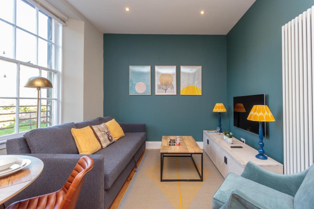 Lovely Apartment Beneath Edinburgh Castle Exterior photo