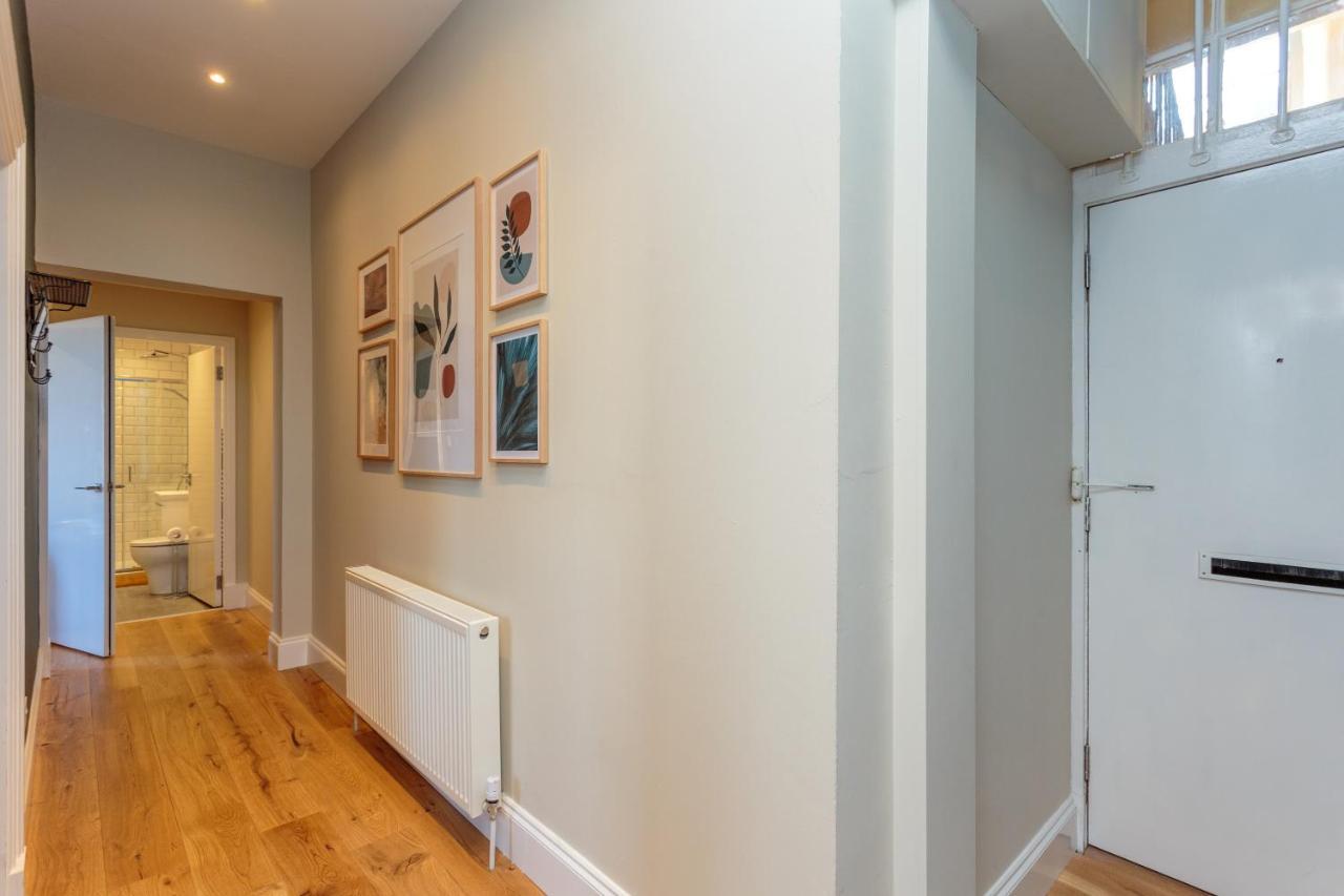 Lovely Apartment Beneath Edinburgh Castle Exterior photo