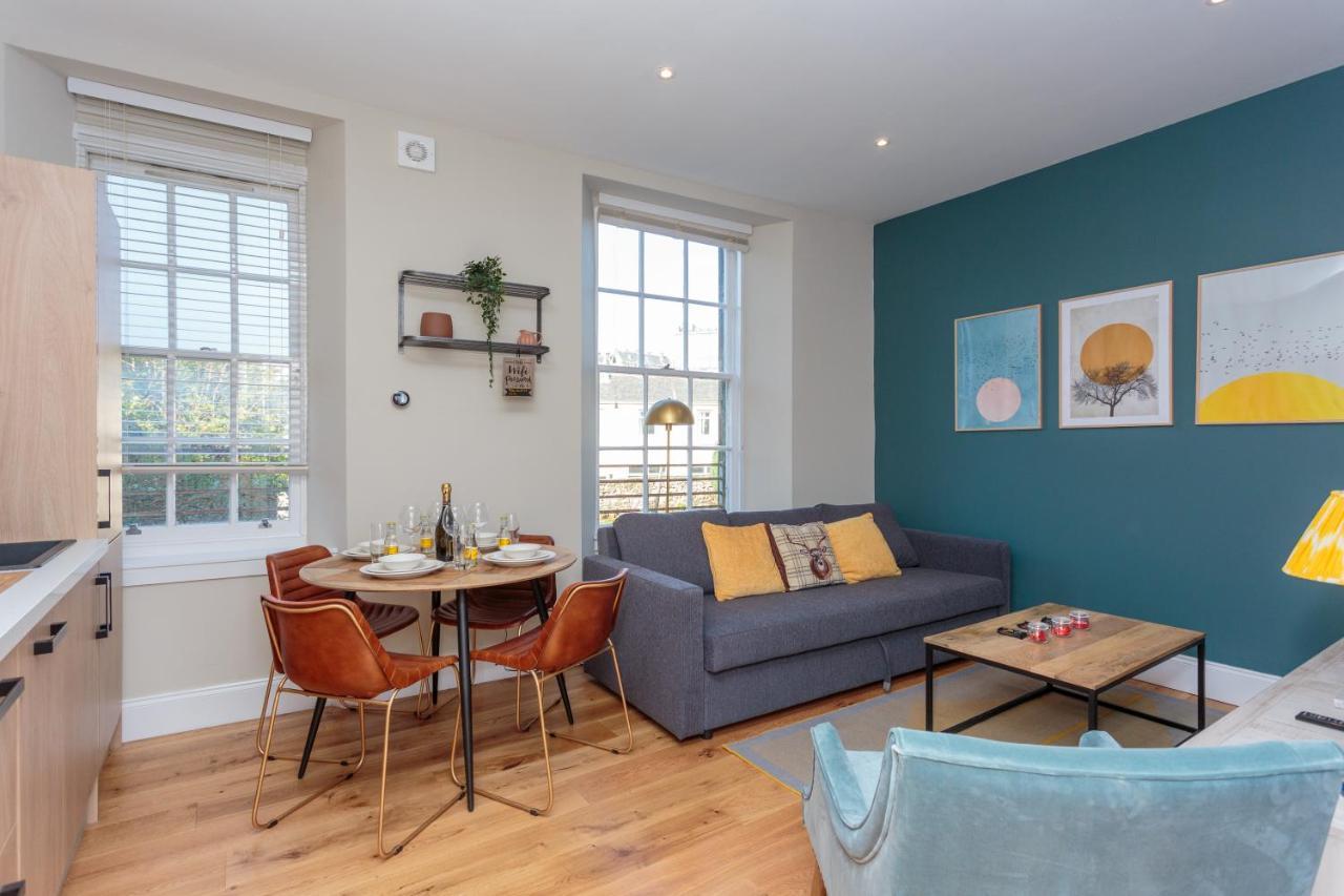 Lovely Apartment Beneath Edinburgh Castle Exterior photo