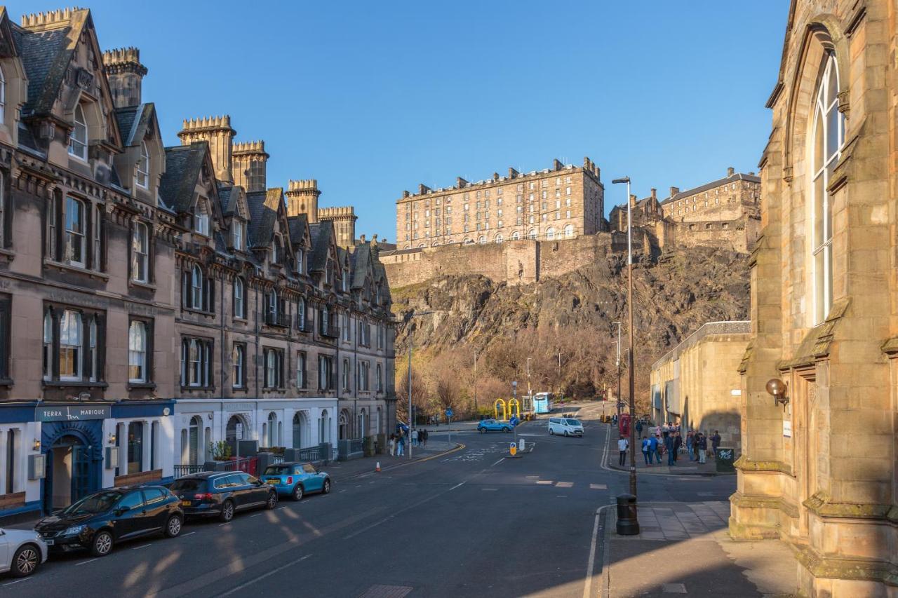 Lovely Apartment Beneath Edinburgh Castle Exterior photo
