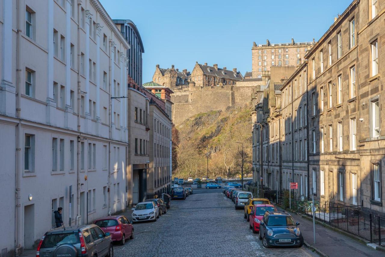 Lovely Apartment Beneath Edinburgh Castle Exterior photo